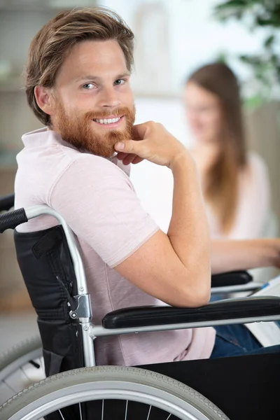 Glimlachende Gehandicapte Man Rolstoel Kijkend Naar Camera — Stockfoto