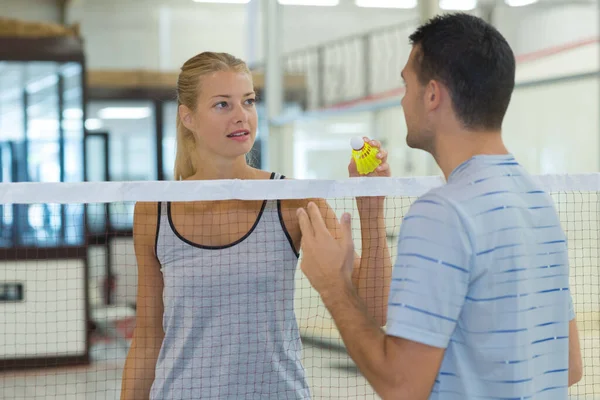 Paar Met Badminton Rackets Handen Geïsoleerd Wit — Stockfoto