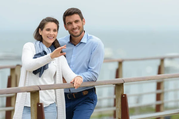 Couple Bien Habillé Regardant Sur Eau Pont — Photo