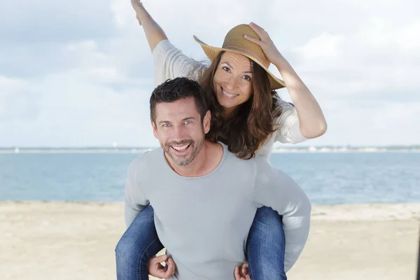 Uomo Dando Donna Cavalluccio — Foto Stock