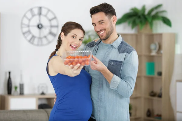 Dräktiga Par Som Håller Färska Tomater — Stockfoto