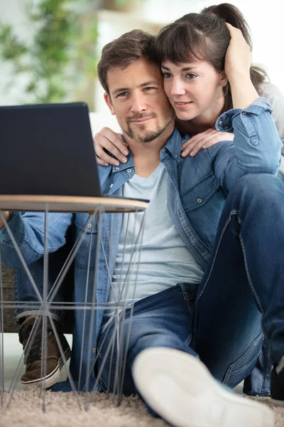 Aanhankelijk Paar Zoek Naar Laptop Samen — Stockfoto