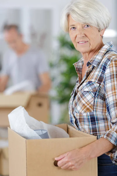 Senior Kobieta Wesoły Spokojny Trzymając Pudełko — Zdjęcie stockowe