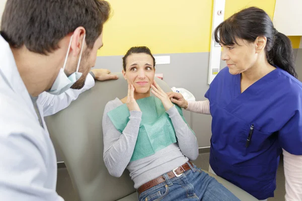 Patiënt Legt Haar Tandheelkundige Problemen Aan Tandarts — Stockfoto