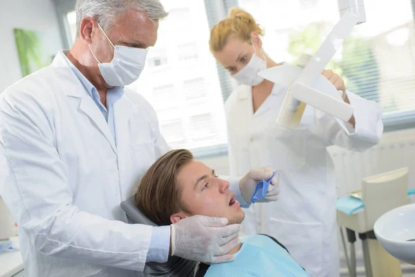 Dentista Con Paciente Masculino Sosteniendo Protector Bucal —  Fotos de Stock