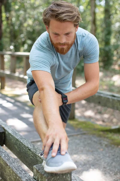 Mann Streift Laufschuhe Park — Stockfoto