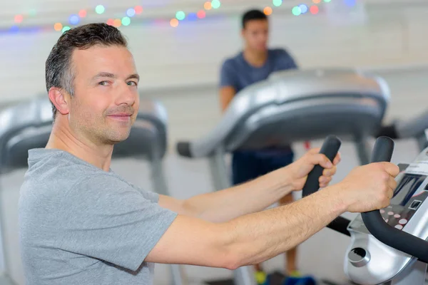 Porträt Eines Mannes Mit Trainingsgerät — Stockfoto