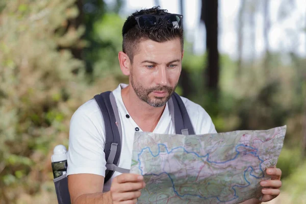 Homem Com Mapa Caminhada Campo Descansando Por Portão — Fotografia de Stock