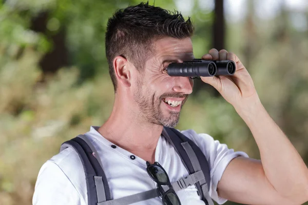 Homem Com Binóculos Andar Natureza — Fotografia de Stock