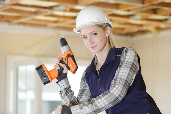 Female Builder Using Drill — Stock Photo, Image
