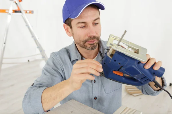 Ein Arbeiter Der Die Schneidmaschine Bedient — Stockfoto