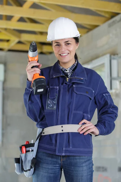 Sonriente Mujer Constructora Sosteniendo Taladro Inalámbrico —  Fotos de Stock