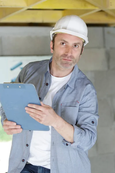 Contratista Con Hardhat Portapapeles — Foto de Stock