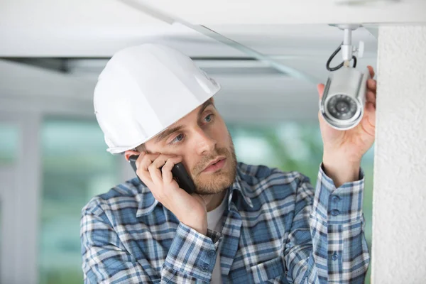 Trabajador Técnico Instalando Cámara Video Vigilancia Pared — Foto de Stock