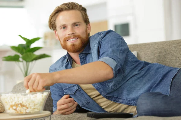 Man Met Een Kom Popcorn — Stockfoto