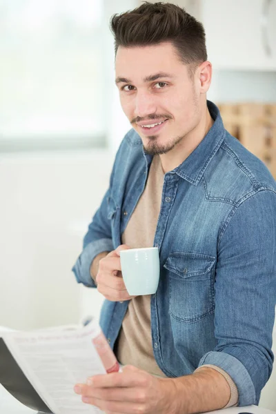 ハンサムな男が笑顔でコーヒーを飲む — ストック写真