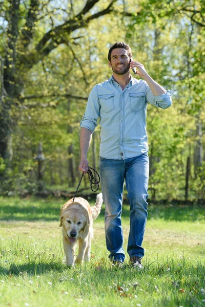 Homem Falando Seu Andando Seu Cão — Fotografia de Stock