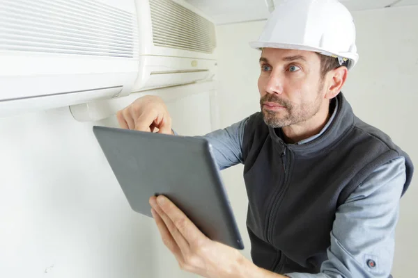 Man Zorgvuldig Controleren Van Een Nieuwe Geïnstalleerde — Stockfoto