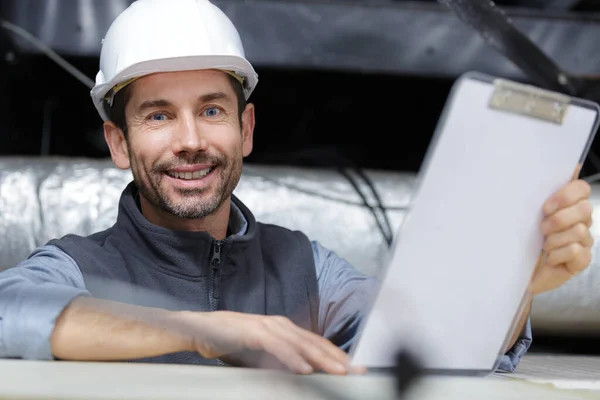 Arbeiter Uniform Blickt Die Kamera — Stockfoto