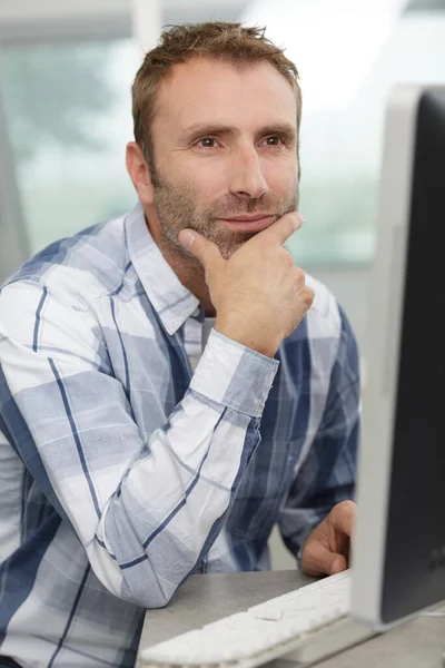 Muž Hluboce Zamyšlený Při Používání Počítače — Stock fotografie