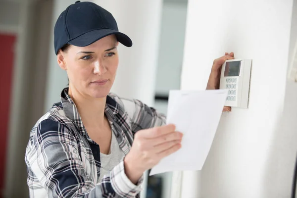 Markierung Der Wand Für Das Gerät — Stockfoto