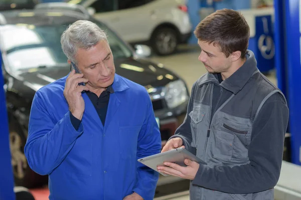 Aprendiz Mecánico Automóviles Profesor Garaje — Foto de Stock