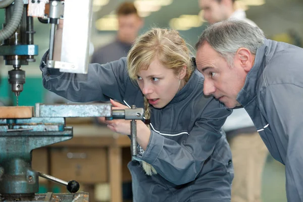 Ingenieurin Bildet Weiblichen Lehrling Auf Fräsmaschine Aus — Stockfoto