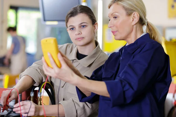 Due Elettricisti Femmina Che Misurano Tensione — Foto Stock