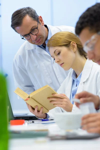 Mulheres Cientistas Conduzindo Uma Experiência Laboratório — Fotografia de Stock