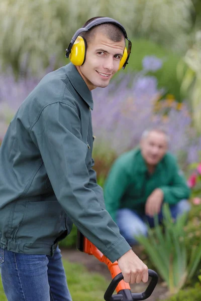 Jeune Jardinier Posant Souriant Tout Travaillant — Photo