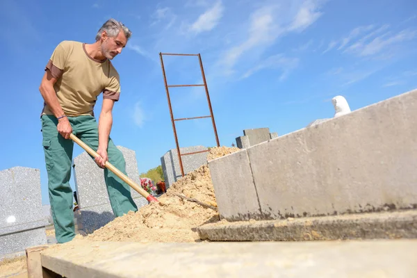 Porträtt Arbetare Som Gräver Grav — Stockfoto