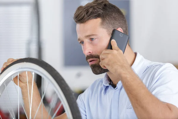 Männlicher Kleinunternehmer Verkauft Und Repariert Ein Fahrrad — Stockfoto