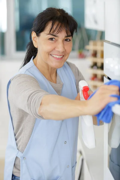 Vrouw Blauw Vegen Stof Van Muur Schoonmaken Huis — Stockfoto