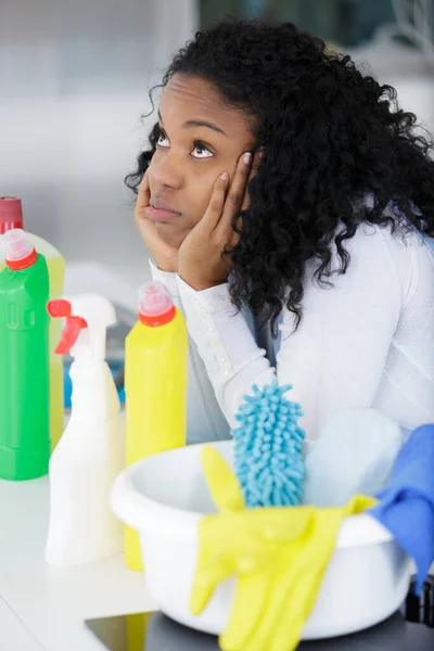 Müde Frau Neben Putzmitteln — Stockfoto