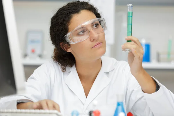 Cientista Mulher Verificando Líquido Tubo Ensaio — Fotografia de Stock