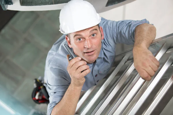 Зрелый Инженер Строитель Держит Рацию Лестнице — стоковое фото