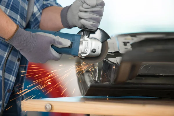 用圆形刀片切割金属的产业工人 — 图库照片