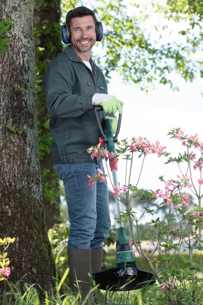 Jardineiro Sorridente Com Cortador Ervas Daninhas — Fotografia de Stock
