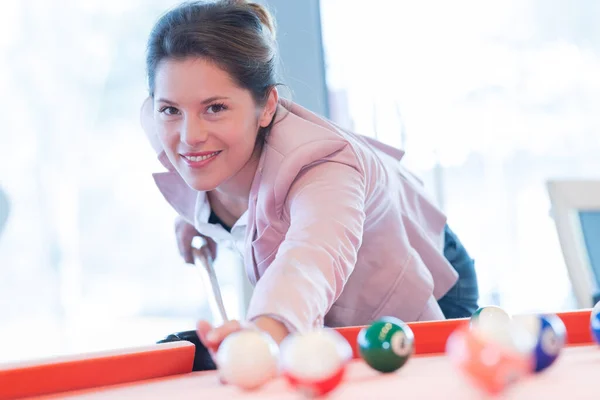 Schöne Frau Spielt Billard Zimmer — Stockfoto