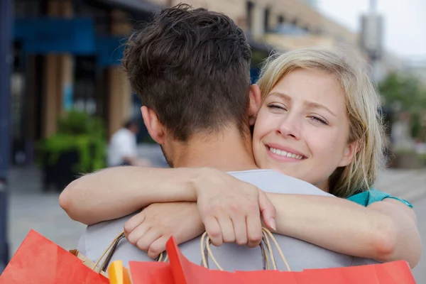 Couple Hugging City Street — Stock Photo, Image