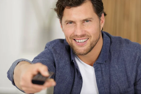 Hombre Feliz Viendo Televisión Casa —  Fotos de Stock