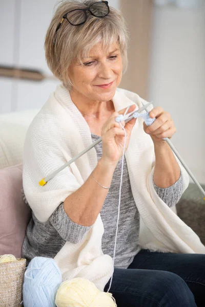 Senior Vrouw Genieten Van Haar Pensionering Tijd Breien — Stockfoto