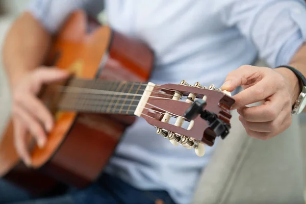 Male Hands Tune Acoustic Guitar — Stock Photo, Image