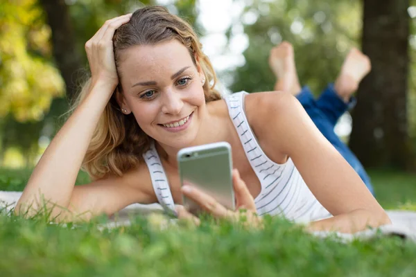 Sonriente Joven Mujer Mensajes Texto Teléfono Celular — Foto de Stock