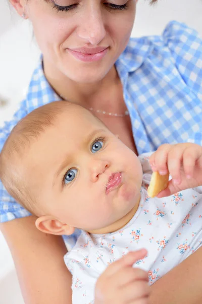 Bir Anne Bebeği Besler — Stok fotoğraf