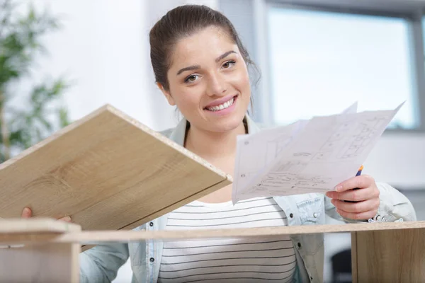 Mujer Joven Montaje Muebles Primer Plano —  Fotos de Stock