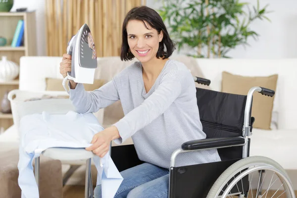 Žena Invalidním Vozíku Žehlí — Stock fotografie
