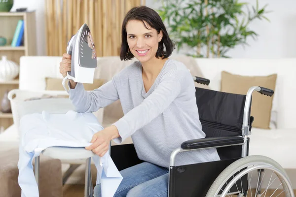 Mujer Una Silla Ruedas Planchado —  Fotos de Stock