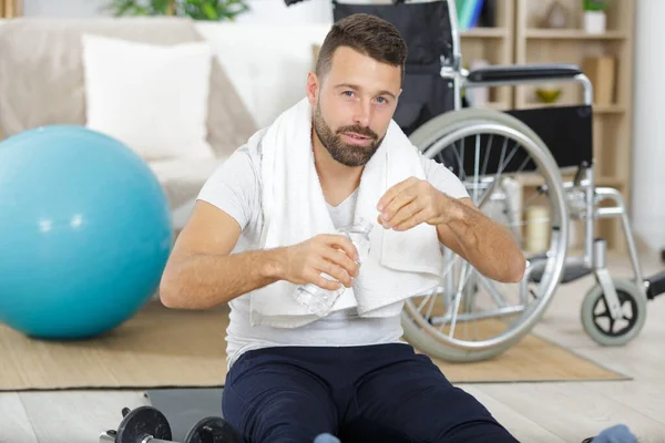 Uomo Disabile Che Riprende Dall Infortunio Casa — Foto Stock