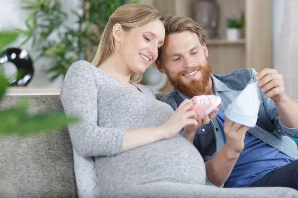 Una Pareja Sosteniendo Accesorios Bebé — Foto de Stock